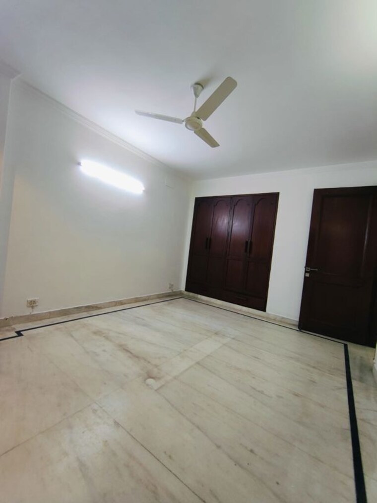 Room, shivalik colony 3 Bedroom 200 Sq.Yd. Builder Floor In Shivalik Colony Delhi 9963259