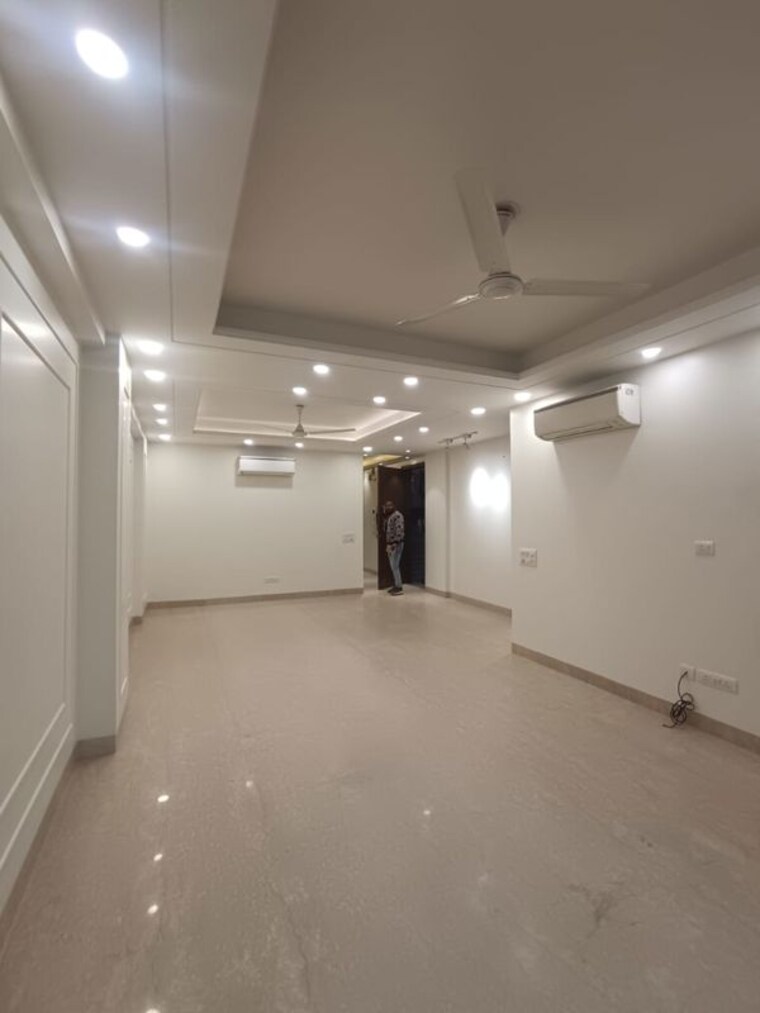 Room, greater kailash i 3 Bedroom 208 Sq.Yd. Builder Floor In Greater Kailash I Delhi 9963274