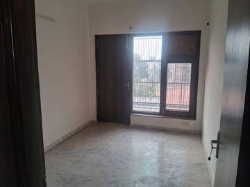 Room in 2 BHK Builder Floor at Sector 20 – for Rent