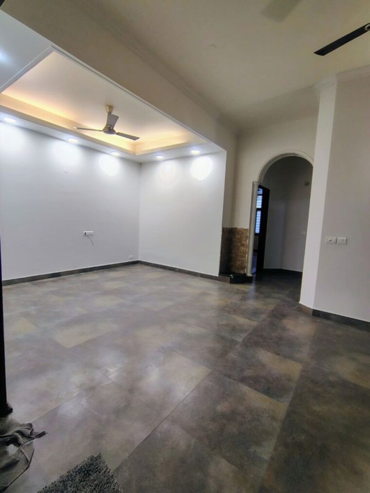 Room, greater kailash ii 3 Bedroom 250 Sq.Yd. Builder Floor In Greater Kailash ii Delhi 9963312