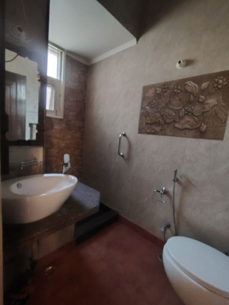 Bathroom, greater kailash ii 3 Bedroom 250 Sq.Yd. Builder Floor In Greater Kailash ii Delhi 9963312