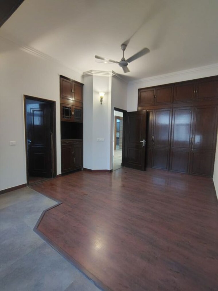 Room, greater kailash ii 3 Bedroom 250 Sq.Yd. Builder Floor In Greater Kailash ii Delhi 9963312