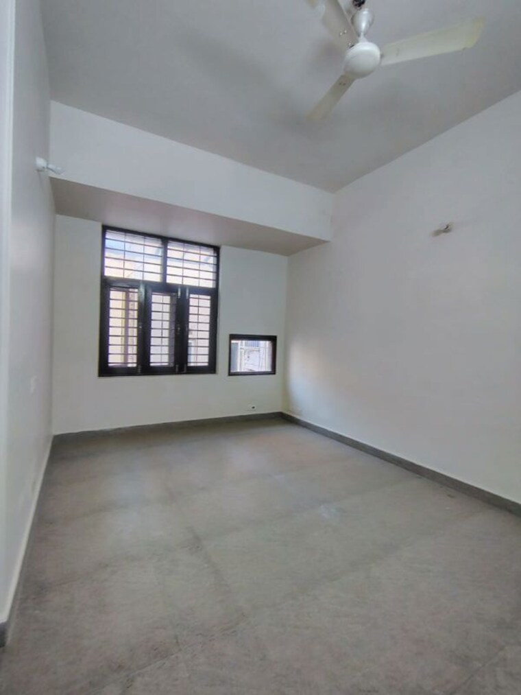 Room, greater kailash ii 3 Bedroom 250 Sq.Yd. Builder Floor In Greater Kailash ii Delhi 9963312
