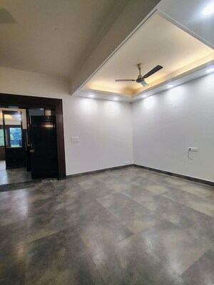 Room in 3 BHK Builder Floor at Greater Kailash ii – for Rent