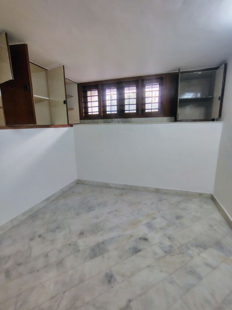 Room, greater kailash ii 3 Bedroom 250 Sq.Yd. Builder Floor In Greater Kailash ii Delhi 9963312