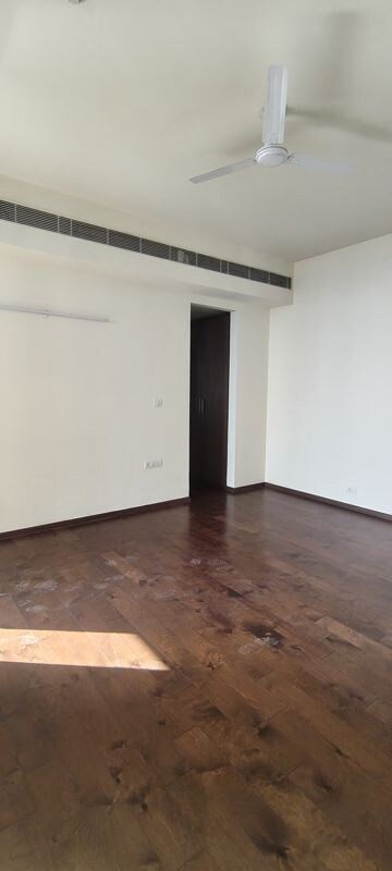 Room in 4 BHK Apartment at M3M Golf Estate, Sector 65 – for Sale