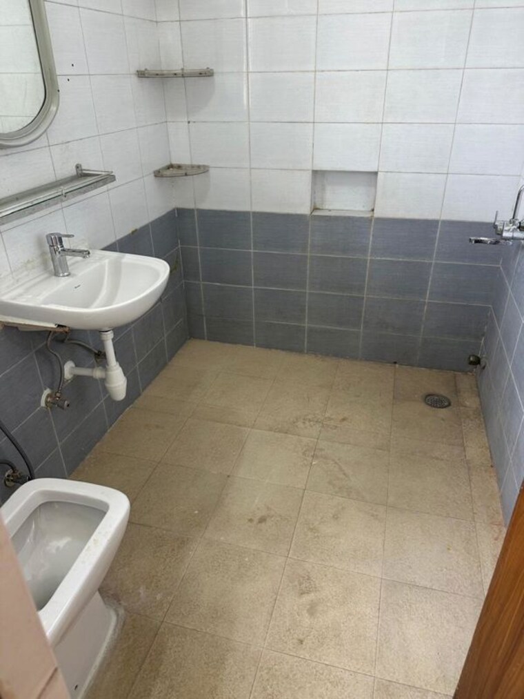 Bathroom, sector 26 5 Bedroom 162 Sq.Mt. Villa In Sector 26 Noida 9963349