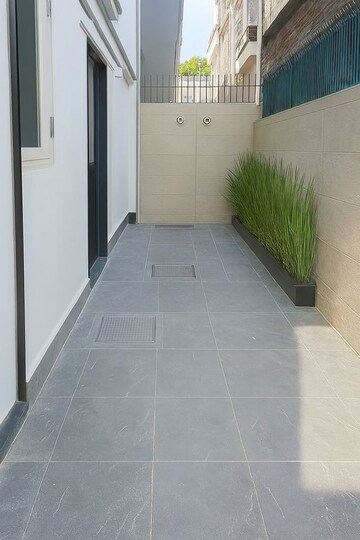 Building Lobby in 1 RK Builder Floor at Unitech Infospace, Sector 21 – for Rent