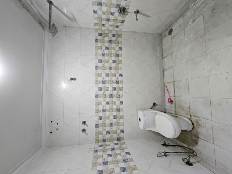 Bathroom, green fields colony 4 Bedroom 2610 Sq.Ft. Builder Floor In Green Fields Colony Faridabad 9963376
