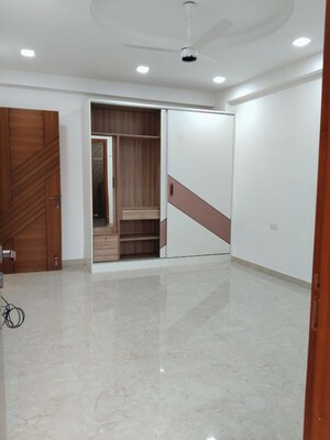 Room in 4 BHK Builder Floor at Ansal Plaza Sector-23, Sector 23 – for Rent