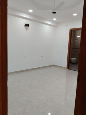 Room in 4 BHK Builder Floor at Ansal Plaza Sector-23, Sector 23 – for Rent