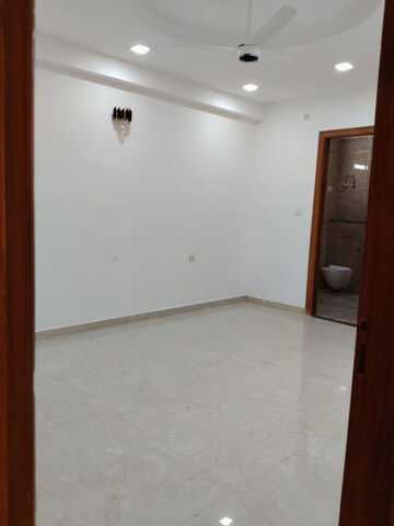 Room in 4 BHK Builder Floor at Ansal Plaza Sector-23, Sector 23 – for Rent