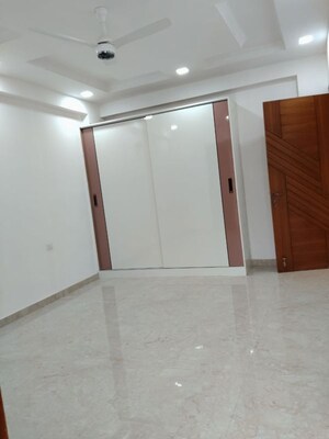 Room in 4 BHK Builder Floor at Ansal Plaza Sector-23, Sector 23 – for Rent