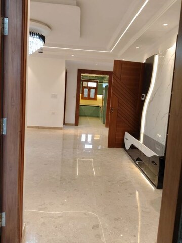 Building Lobby in 4 BHK Builder Floor at Ansal Plaza Sector-23, Sector 23 – for Rent