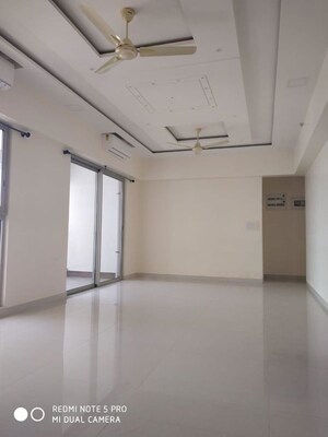 Room in 3 BHK Apartment at Sheth Polaris, Goregaon West – for Rent