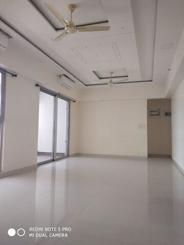 Room in 3 BHK Apartment at Sheth Polaris, Goregaon West – for Rent