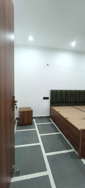 Bathroom in 1.5 BHK Builder Floor at Unitech Infospace, Sector 21 – for Rent