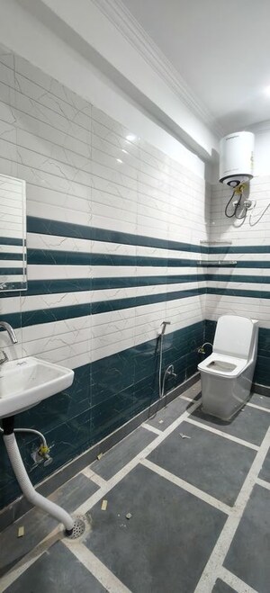 Bathroom in 1.5 BHK Builder Floor at Unitech Infospace, Sector 21 – for Rent