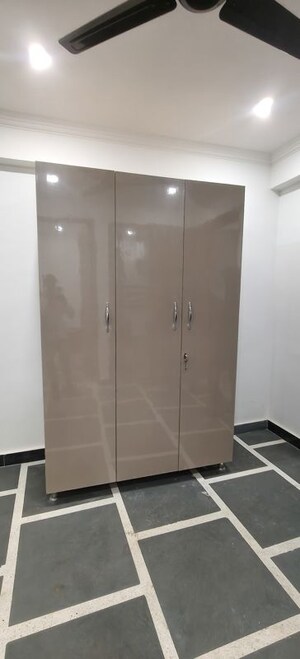 Furnished Amenities in 1.5 BHK Builder Floor at Unitech Infospace, Sector 21 – for Rent