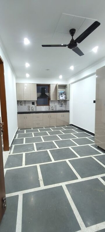 Living Room in 1.5 BHK Builder Floor at Unitech Infospace, Sector 21 – for Rent