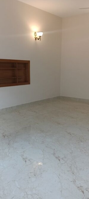 Room in 6+ BHK Independent House at Sector 40 – for Sale