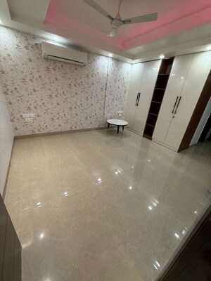 Room in 4 BHK Builder Floor at Ansal Plaza Sector-23, Sector 23 – for Rent