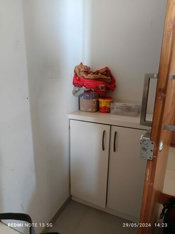 Furnished Amenities in 2 BHK Apartment at Vaishnodevi Circle – for Rent