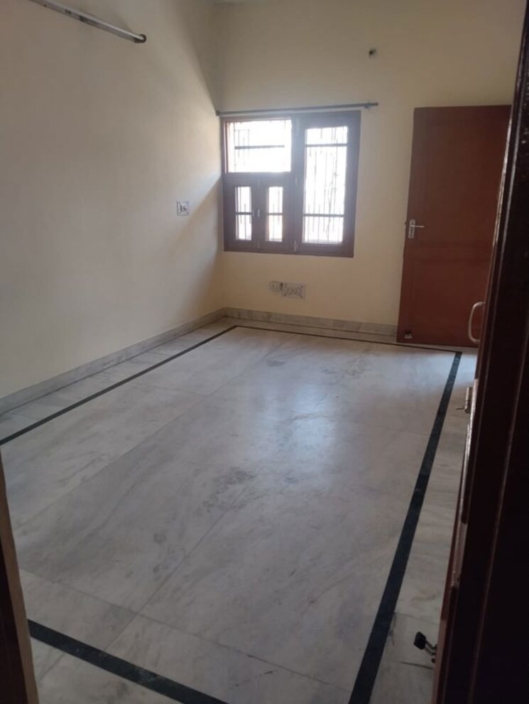 Room, sector 35 6+ Bedroom 528 Sq.Ft. Independent House In Sector 35 Chandigarh 9963623