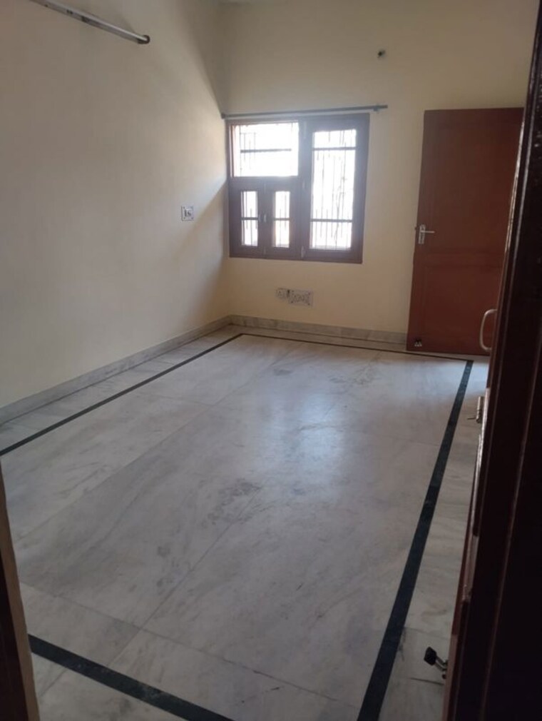 Room, sector 35 6+ Bedroom 528 Sq.Ft. Independent House In Sector 35 Chandigarh 9963623