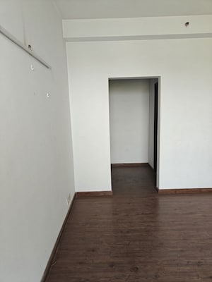 Room in 3 BHK Apartment at Indiabulls Centrum Park, Sector 103 – for Sale