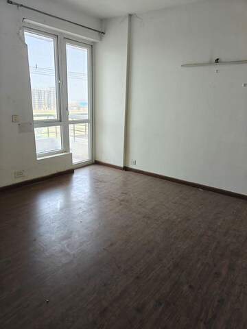 Room in 3 BHK Apartment at Indiabulls Centrum Park, Sector 103 – for Sale