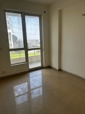 Room in 3.5 BHK Apartment at Indiabulls Centrum Park, Sector 103 – for Rent