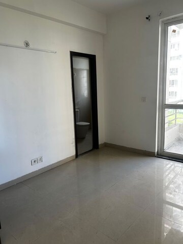 Room in 3.5 BHK Apartment at Indiabulls Centrum Park, Sector 103 – for Rent