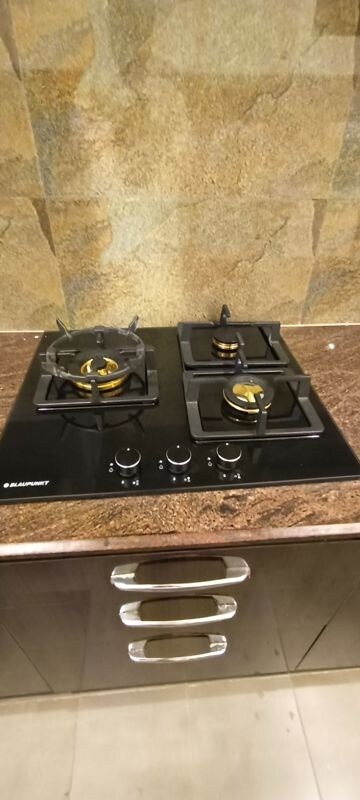 Furnished Amenities in 2.5 BHK Apartment at Mahagun Mirabella, Sector 79 – for Rent