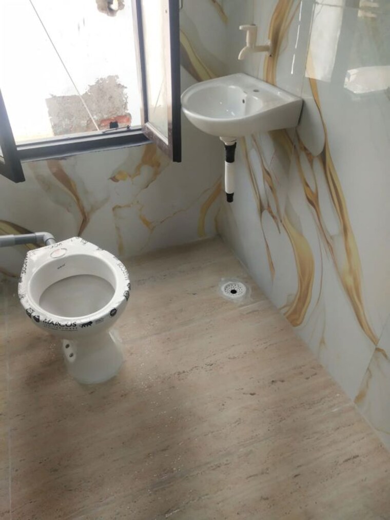 Bathroom, nda-rail-vihar 1.5 Bedroom 650 Sq.Ft. Builder Floor In Sector 33 Noida 9963866