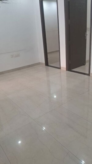 Room in 3 BHK Apartment at Shiva Motia Huys, Pir Machalla – for Sale