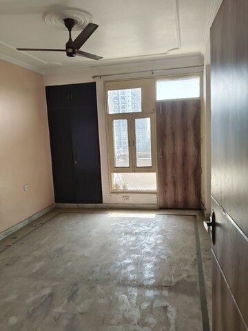 Room in 3 BHK Apartment at Royal Towers Noida, Sector 61 – for Rent