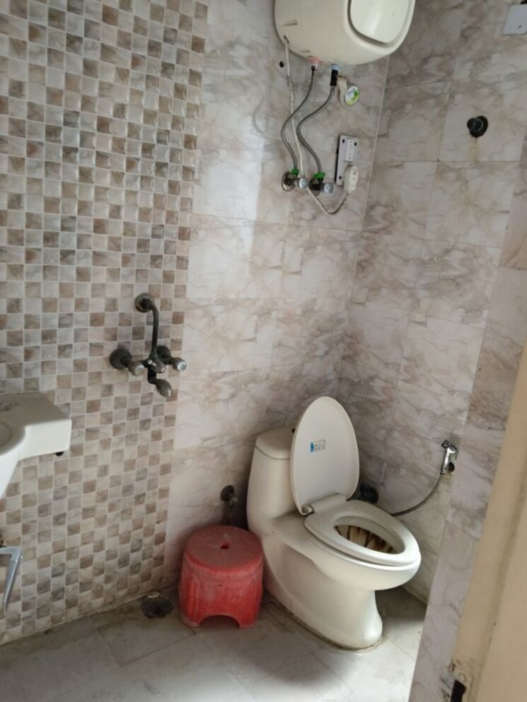 Bathroom, royal-towers-noida 3 Bedroom 1600 Sq.Ft. Apartment In Sector 61 Noida 9963992