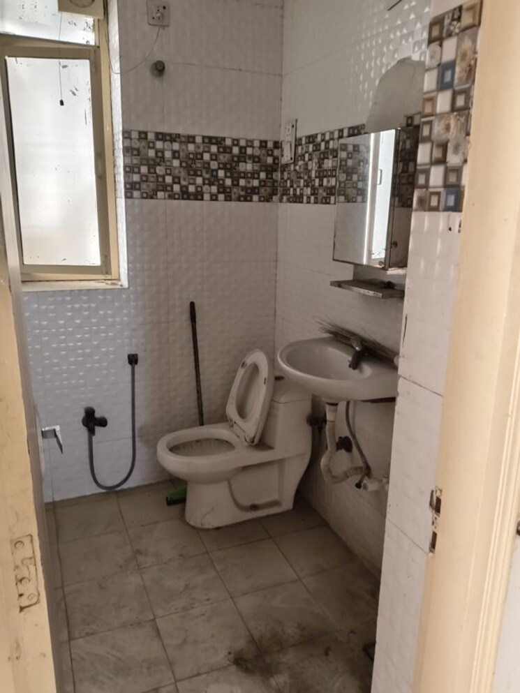 Bathroom, royal-towers-noida 3 Bedroom 1600 Sq.Ft. Apartment In Sector 61 Noida 9963992