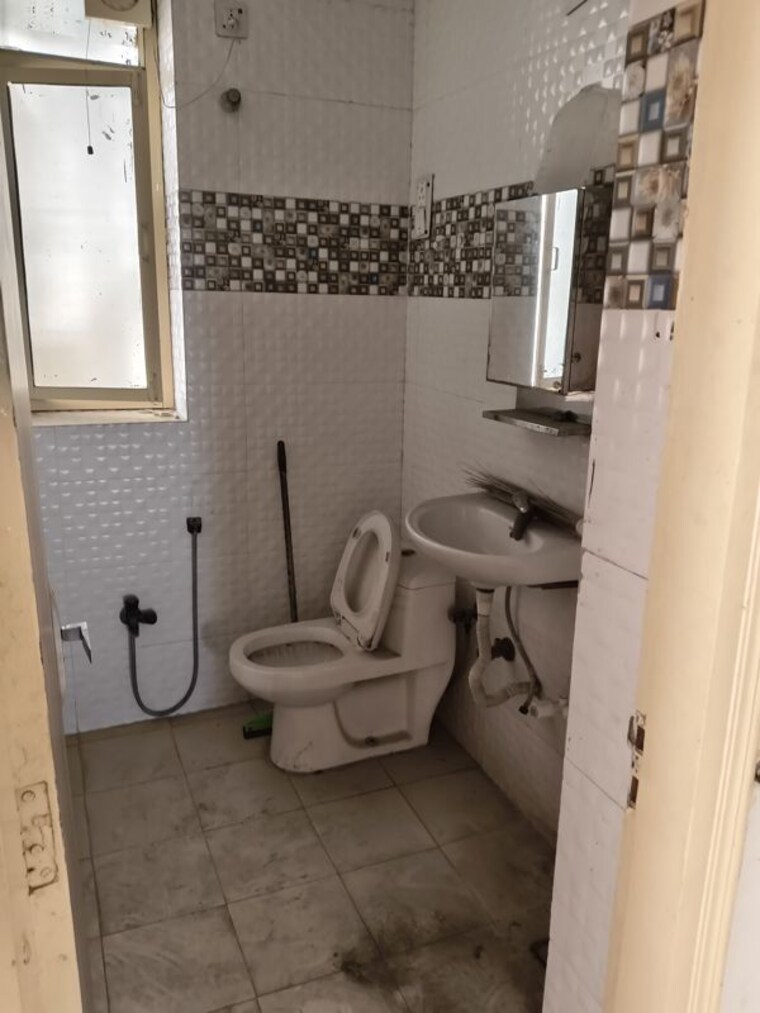 Bathroom, royal-towers-noida 3 Bedroom 1600 Sq.Ft. Apartment In Sector 61 Noida 9963992