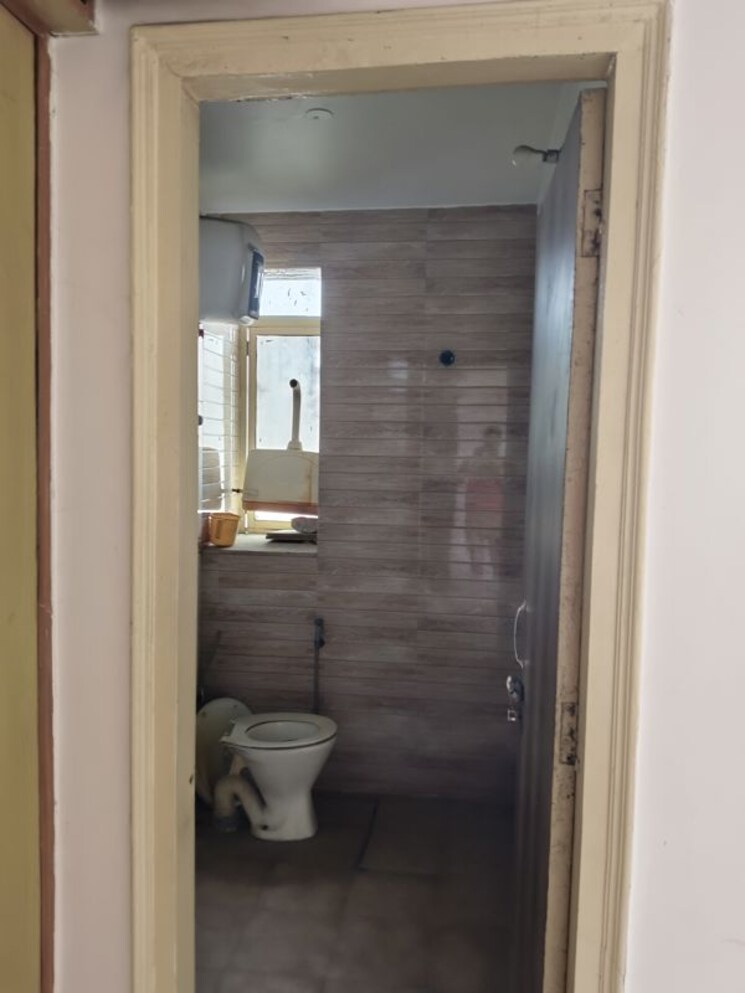 Bathroom, royal-towers-noida 3 Bedroom 1600 Sq.Ft. Apartment In Sector 61 Noida 9963992