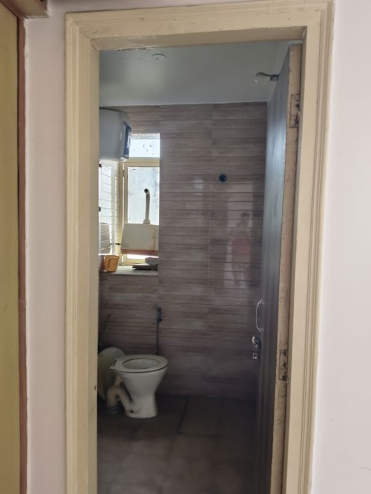 Bathroom, royal-towers-noida 3 Bedroom 1600 Sq.Ft. Apartment In Sector 61 Noida 9963992