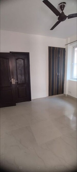 Room in 2.5 BHK Apartment at Sikka Karmic Greens, Sector 78 – for Rent