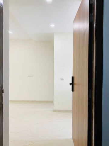 Room in 3 BHK Apartment at Roseate Homes, Ghazipur – for Sale