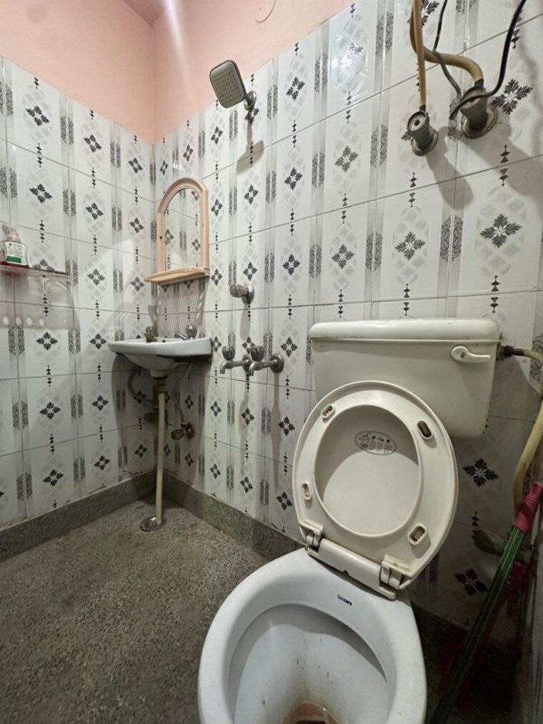 Bathroom, katwaria sarai 1 RK 350 Sq.Ft. Apartment In Katwaria Sarai Delhi 9964019