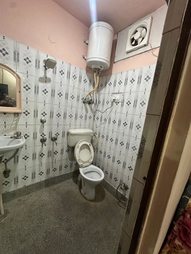 Bathroom, katwaria sarai 1 RK 350 Sq.Ft. Apartment In Katwaria Sarai Delhi 9964019