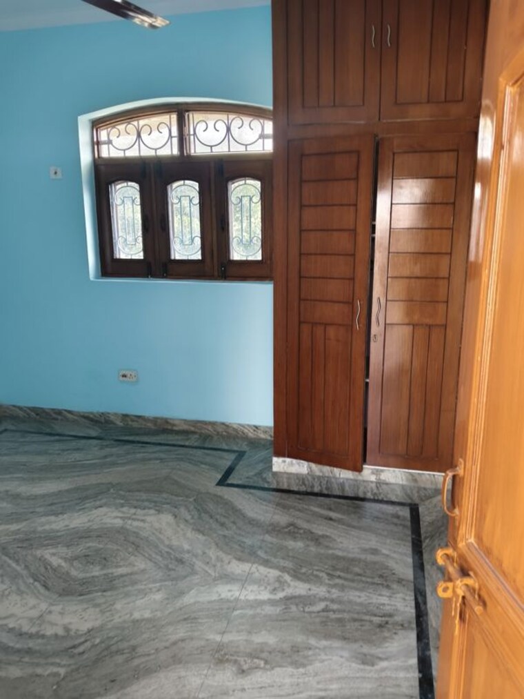 Room, rwa-apartments-sector-71 1.5 Bedroom 600 Sq.Ft. Independent House In Sector 71 Noida 9964022