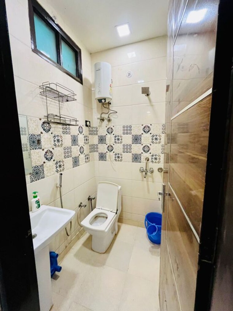 Bathroom, dwarka mor 3 Bedroom 810 Sq.Ft. Builder Floor In Dwarka Mor Delhi 9964027