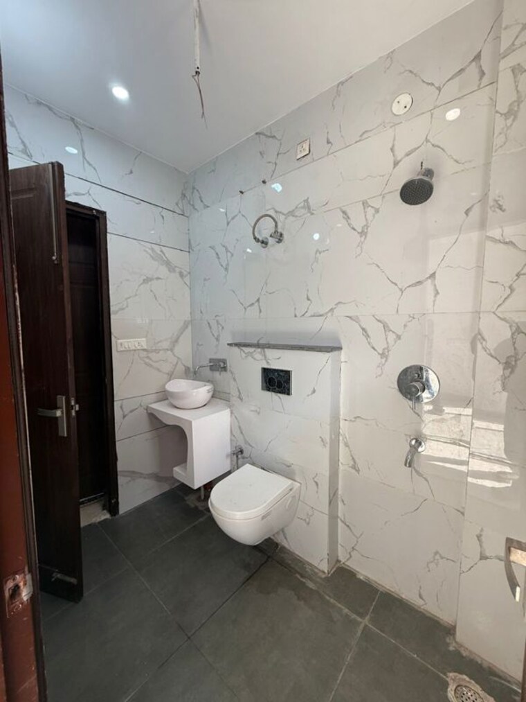 Bathroom, aps-platinum-towers 3 Bedroom 1152 Sq.Ft. Apartment In Pir Machalla Zirakpur 9964052