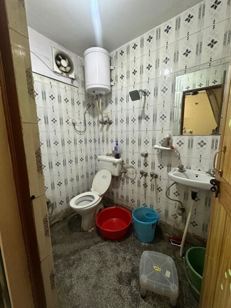 Bathroom, katwaria sarai 1 RK 350 Sq.Ft. Apartment In Katwaria Sarai Delhi 9964059